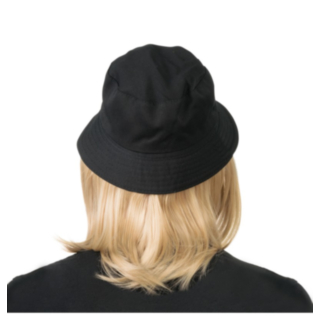 Blond Peruk Med Svart Bucket Hat