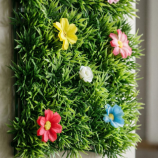 Gräsvägg Med Blommor