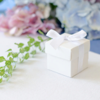 Presentaskar Med Rosett Vit