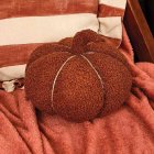 Bouclé pumpadekoration brun