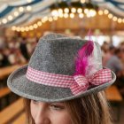 Tyrolerhatt Med Fjäder Rosa