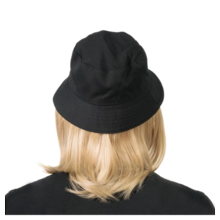 Blond Peruk Med Svart Bucket Hat