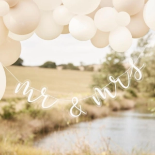 Mr & Mrs Akryl Girlang