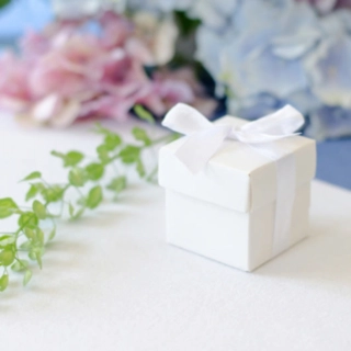 Presentaskar Med Rosett Vit